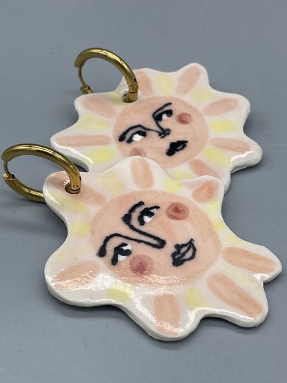 Pendientes Sol Flor de porcelana. Joyería artesanal.