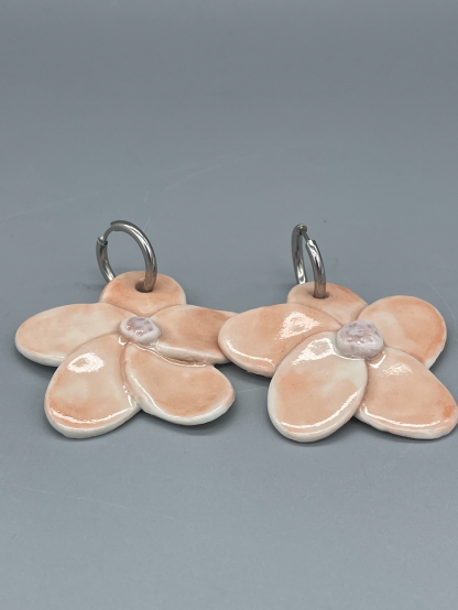 Pendientes margaritas naranjas porcelana. Joyería artesanal.