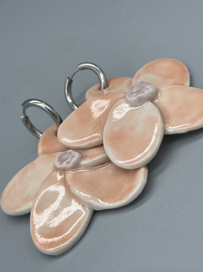 Pendientes margaritas naranjas porcelana. Joyería artesanal.