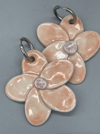 Pendientes margaritas naranjas porcelana. Joyería artesanal.