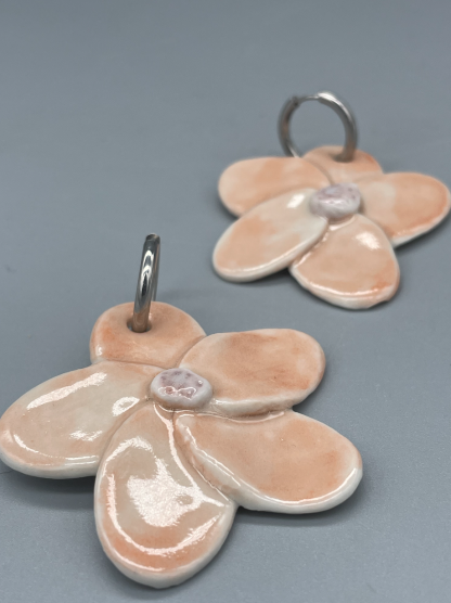 Pendientes margaritas naranjas porcelana. Joyería artesanal.