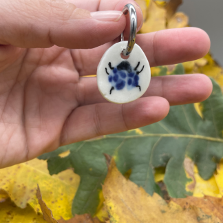 Pendientes mariquitas azules. Joyería Artesana de Porcelana