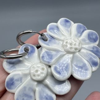 Pendientes margarita azul cerámica artesanal. Anita Trenzamundos.