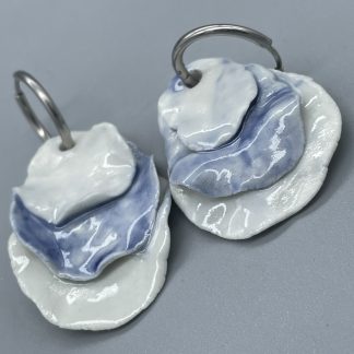 Pendientes pétalo azul y blanco cerámica artesanal. Anita Trenzamundos.